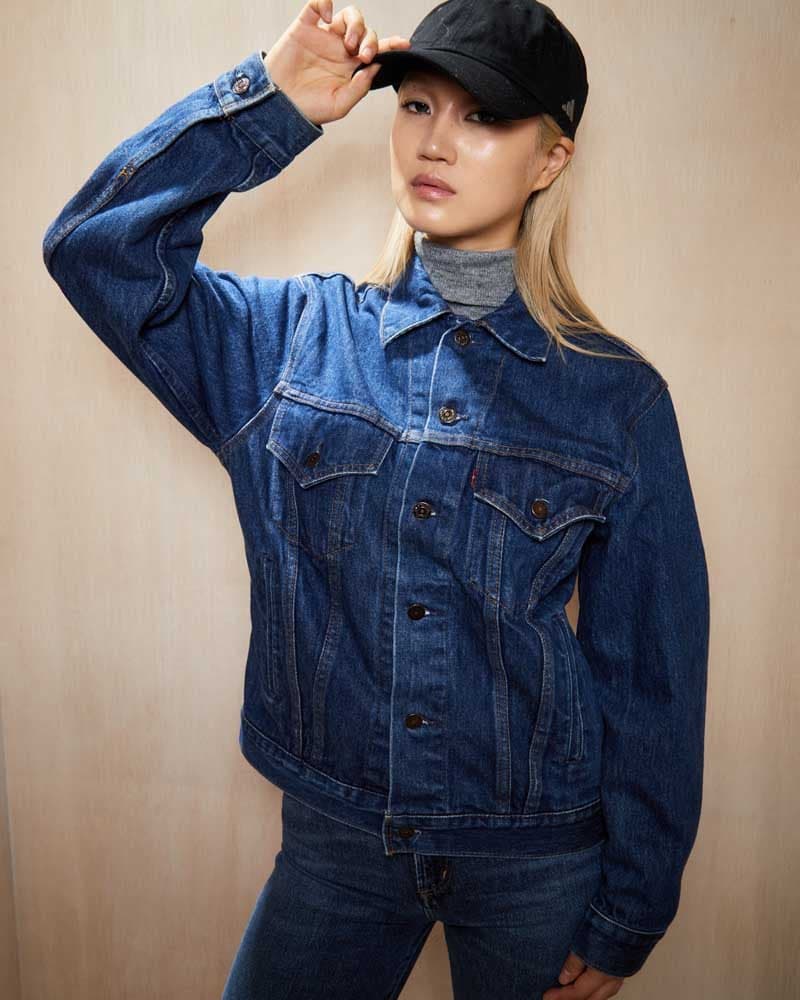 Orta mavi denim trucker gödəkçə və kepkada model